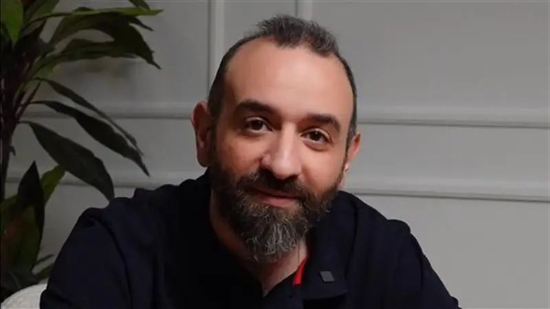 عمرو سلامة ينتقد بعض السلوكيات داخل قاعات السينما: الناس جاية تتكلم وترد على الموبايل