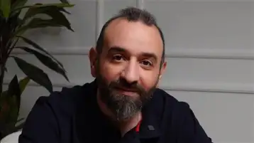 عمرو سلامة ينتقد بعض السلوكيات داخل قاعات السينما: الناس جاية تتكلم وترد على الموبايل