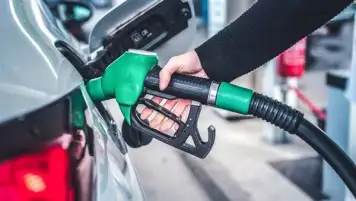 أسعار البنزين.. شريان الاقتصاد الذي يلامس حياة المواطنين يوميًا