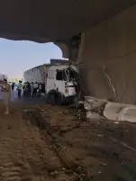 اصطدام سيارة نقل بكوبري الرماية في منطقة الهرم