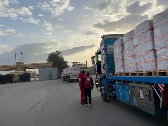 الهلال الأحمر يطلق قافلة «زاد العزة» 222 بحمولة أكثر من 4 آلاف طن من المساعدات الإنسانية الشاملة لدعم الأشقاء الفلسطينيين