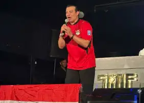 إيهاب توفيق يحتفل بتأهل منتخب مصر إلى دور الـ16 بكأس العالم في الزمالك