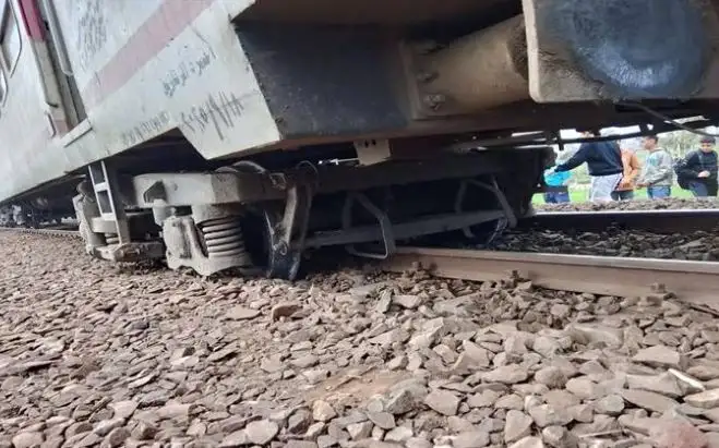 خروج جرار قطار عن مساره بأسوان