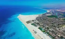 مستشار وزير السياحة الأسبق: الساحل الشمالي منطقة سياحية عالية الإنفاق.. وامتلأ مبكرا هذا العام