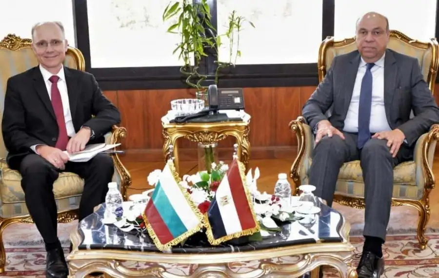 وزير الطيران يستقبل سفير بلغاريا بالقاهرة لبحث التعاون في مجال النقل الجوي
