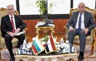 وزير الطيران يستقبل سفير بلغاريا بالقاهرة لبحث التعاون في مجال النقل الجوي
