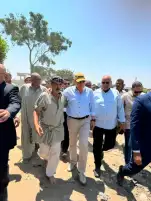 وزير الري بعد لقاء مزارعين في الشرقية: إلقاء المخلفات في الترع يمنع سريان المياه.. والحفاظ على كل قطرة مسئولية مشتركة