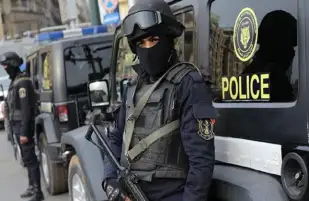 مضطرب نفسيا يشعل النيران في سيارتين بالعجوزة