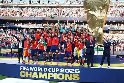 ترامب يواصل عادته المثيرة للجدل بالبقاء على منصات التتويج بعد تسليم إسبانيا كأس العالم