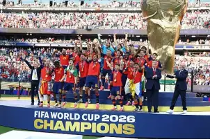 ترامب يواصل عادته المثيرة للجدل بالبقاء على منصات التتويج بعد تسليم إسبانيا كأس العالم