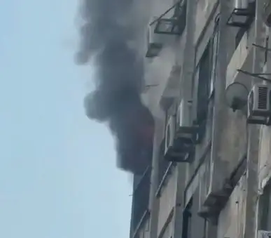 السيطرة على حريق هائل داخل شقة سكنية بعقار أمام كلية التربية الرياضية بفيصل