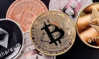 بيتكوين تتراجع إلى 77.2 ألف دولار وسط ضغوط أسعار الفائدة ورهانات تنويع المحافظ