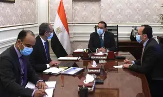 رئيس الوزراء يتابع مع وزير الاتصالات الموقف التنفيذي لمشروعات الوزارة