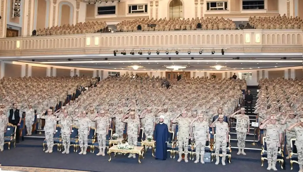 وزير الدفاع يلتقى بكوادر وأطقم التمريض العسكرى بالقوات المسلحة