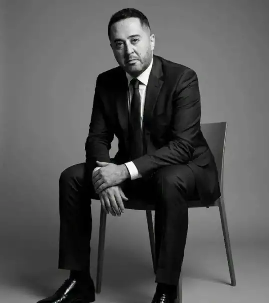 عمرو عبد العزيز: مسرح الفن شهد أعمالا لكبار النجوم.. والمهزلة الحالية يجب أن تتوقف
طباعة


نشر في: السبت 26 سبتمبر 2026 - 6:39 م | آخر تحديث: السبت 26 سبتمبر 2026 - 8:25 م
انتقد الفنان عمرو عبد العزيز، ما وصفه باستخدام مسرح الفن في تقديم عروض مسرحية لا تتناسب مع القيمة الفنية والتاريخية للمسرح، مطالبًا بوقف "ما اعتبره إساءة إلى مكان ارتبط بعدد من الأعمال والأسماء البارزة في تاريخ المسرح المصري".

وكتب عمرو عبد العزيز، عبر حسابه على موقع فيسبوك: "مهزلة تحدث على مسرح الفن"، مستعرضًا تاريخ ا