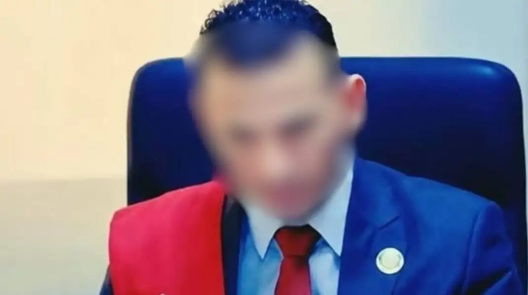 الحبس عامين للمتهم بانتحال صفة قاض لاتهامه بالنصب على سيدة بمبلغ 200 ألف جنيه
